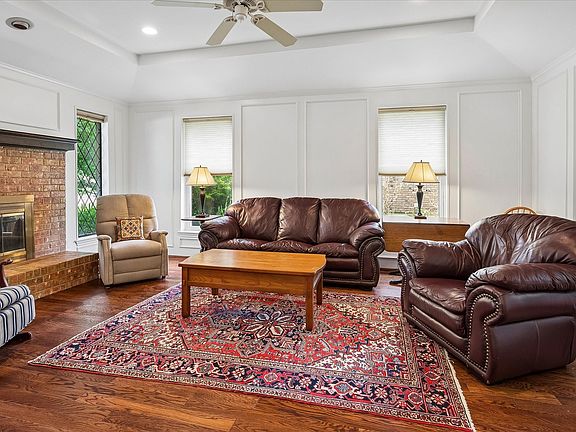 5th image of 117 Meadowglen Cir
