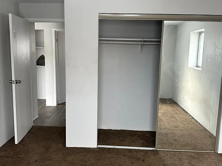 Silverlake Apartments — Photo 7