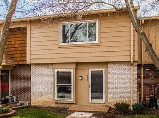 247 Carmel Woods Dr, Ballwin, MO 63021