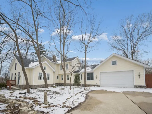 215 E Pine Ave, Roselle, IL 60172