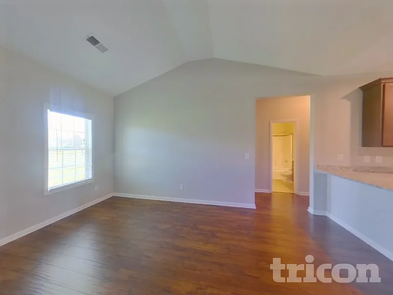 820 Ellyson Dr — Photo 3