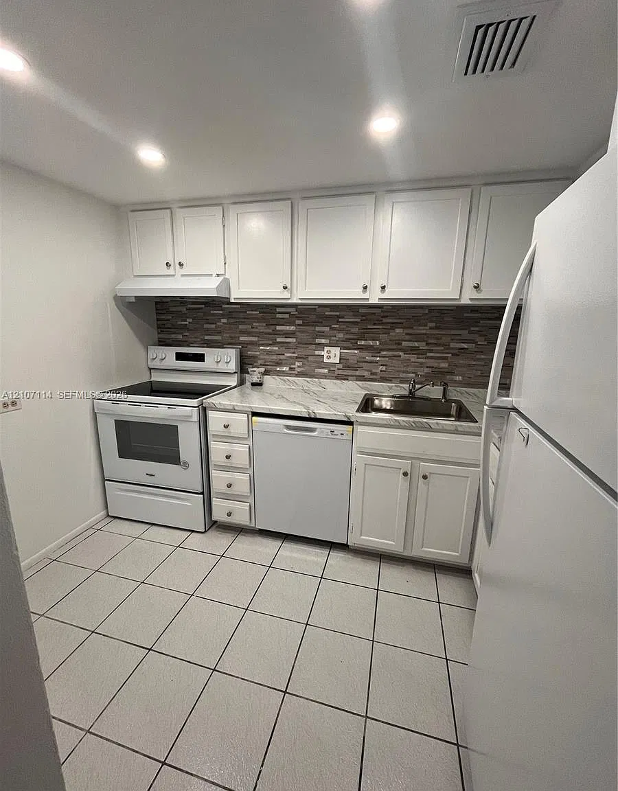 3650 Inverrary Dr — Photo 3