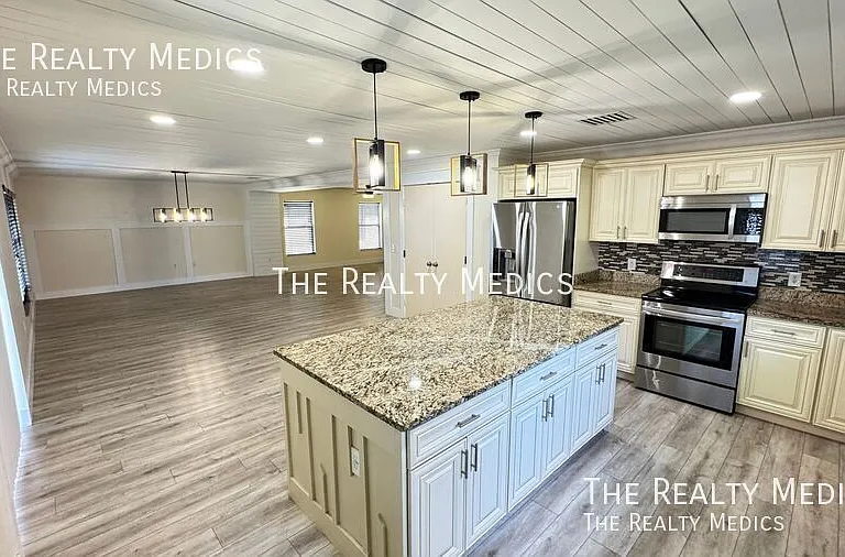 1040 Elderberry Dr — Photo 17