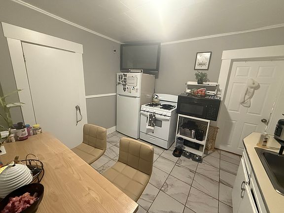 4th image of 426 Kimball St APT 2