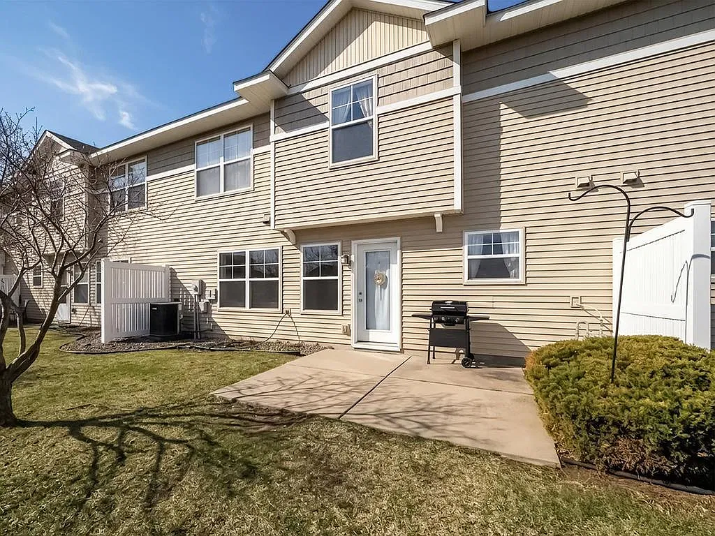 3 bed, 2.5 bath, 1773 sqft, $2,400 — Photo 3