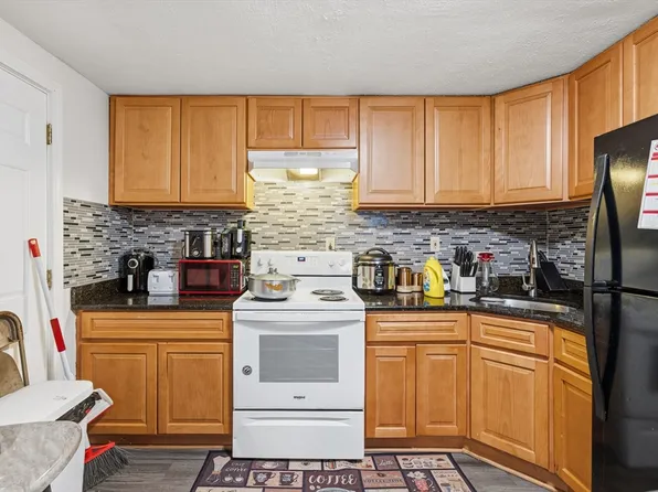 29 Auna Dr APT 3, Brockton, MA 02301