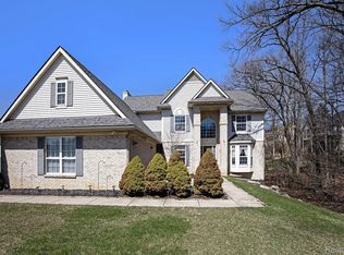 8792 Newport Dr, White Lake, MI