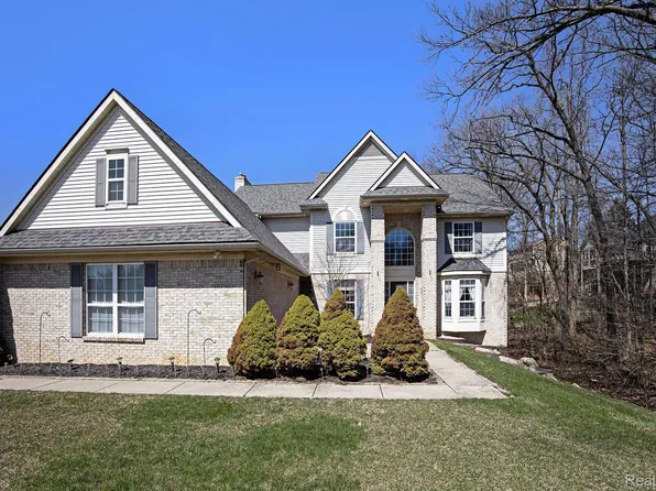 8792 Newport Dr, White Lake, MI 48386
