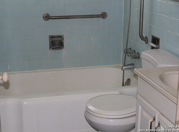 5th image of 204 Mount Vernon Ct APT 2