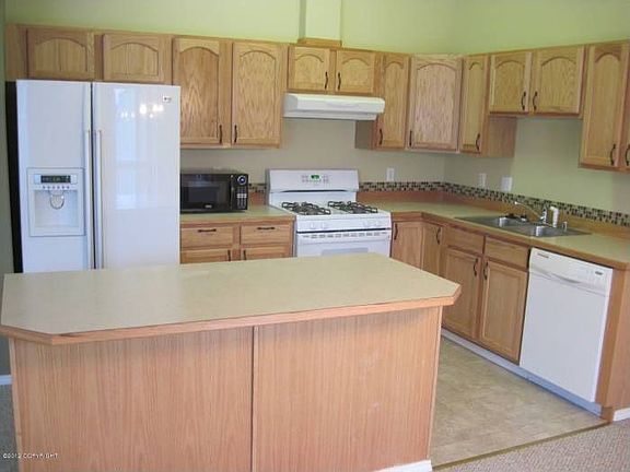 Kitchen Photo 1