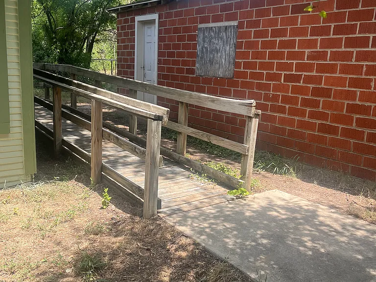 207 S Lennox St — Photo 13