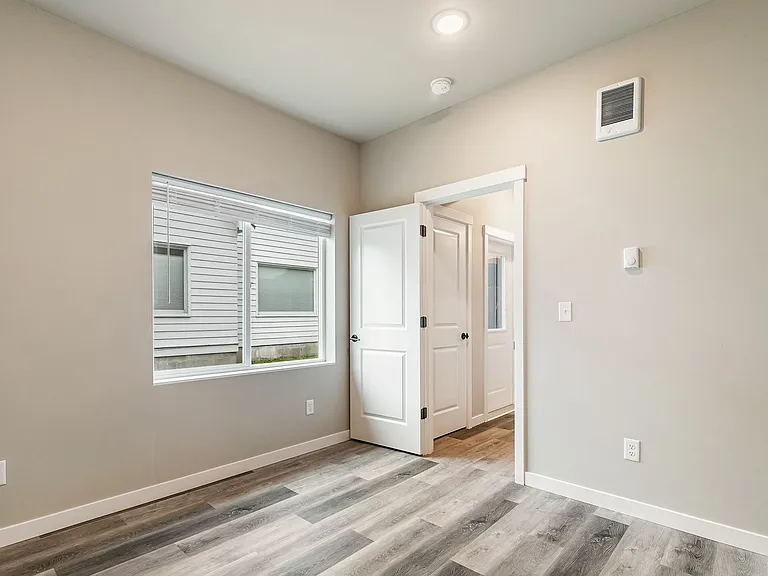 627 E St — Photo 12