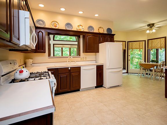 5th image of 118 Lakefield Dr