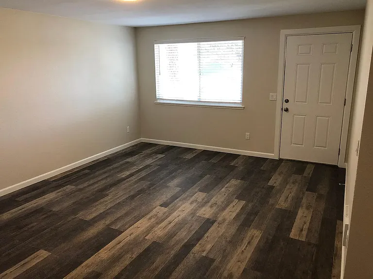 702 SE 5th St — Photo 5