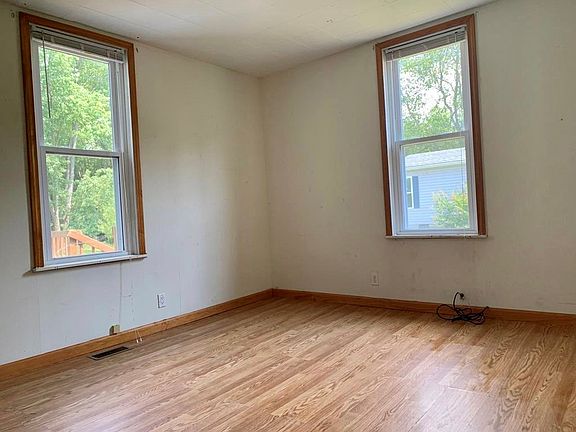 3rd image of 290 W Wood Ave