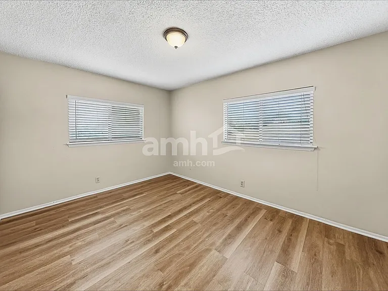 7659 Chatsworth — Photo 15