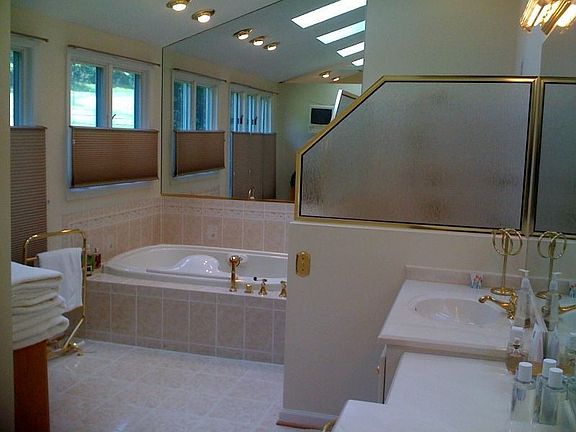 Whirlpool tub/5 head shower