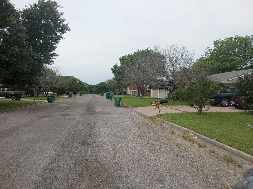 1st image of 215 Valley View Dr