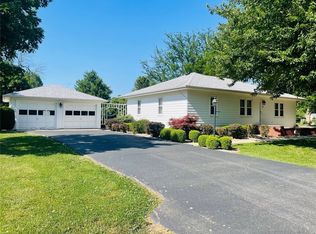 301 N 1st St, Strasburg, IL