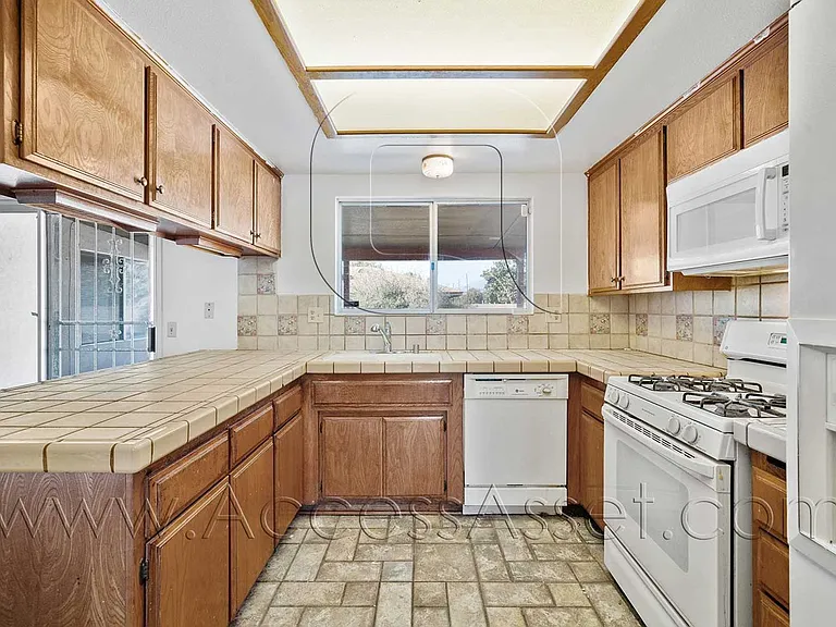 1700 Walden Ln — Photo 18