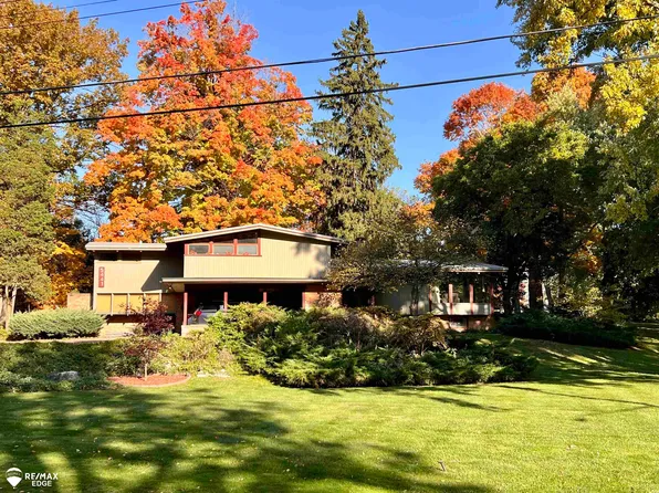 5441 N Sycamore Dr, Burton, MI 48509