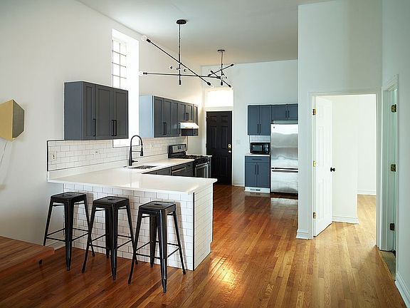 3rd image of 2048 N Oakley Ave #1