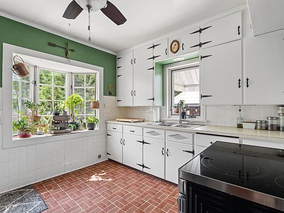 5th image of 1823 Hubbard St
