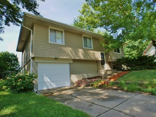 801 Prairie Ct, Hickman, NE 68372