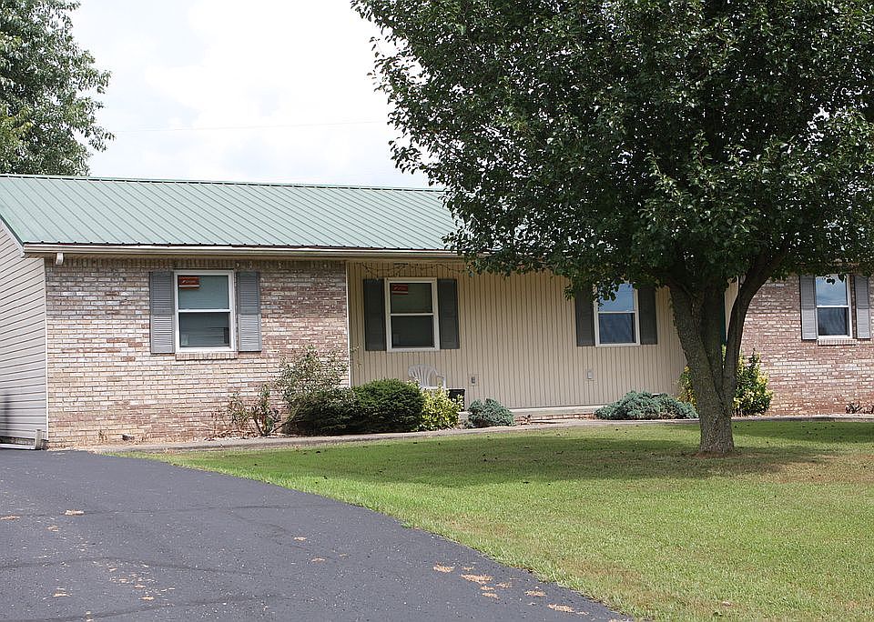 1st image of 122 Valley Dr