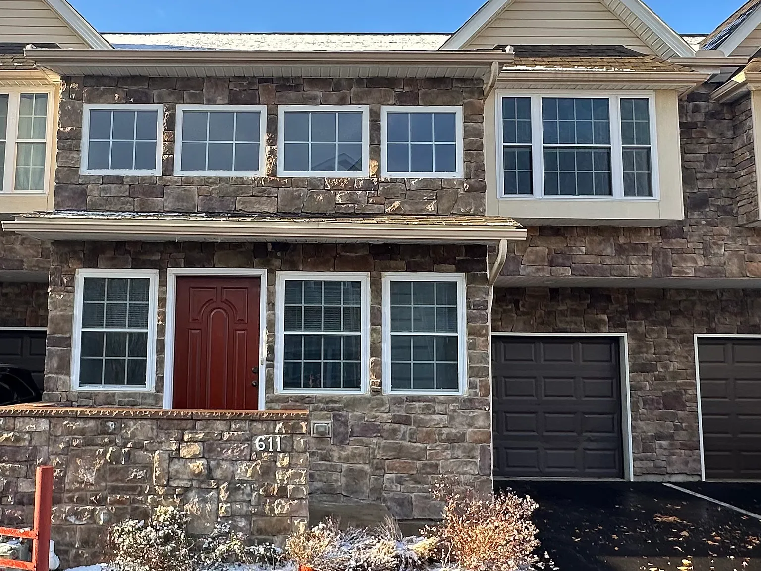 4 bed, 2.5 bath, 2500 sqft, $2,800 — Photo 2