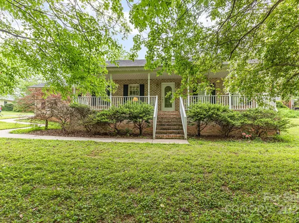 302 6th St SW, Conover, NC 28613