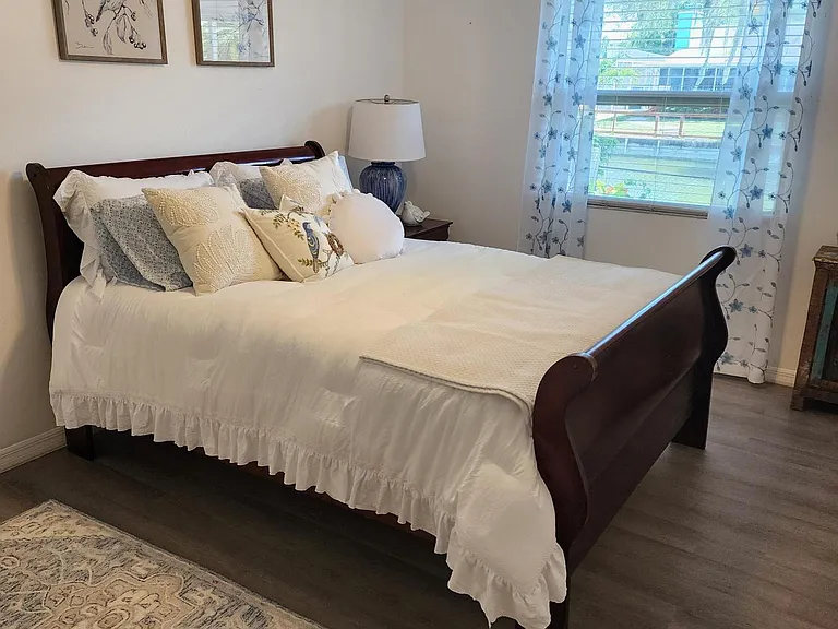 3rd bedroom overlooking the lake. Queen size bed and large closet for storage. Beautiful linens, filter/fan for allergies.
