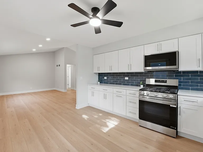 136 Edgewater Dr — Photo 4