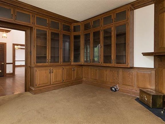 5th image of 175 Camelot Dr