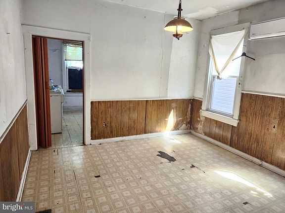 5th image of 142 Fairground Ave