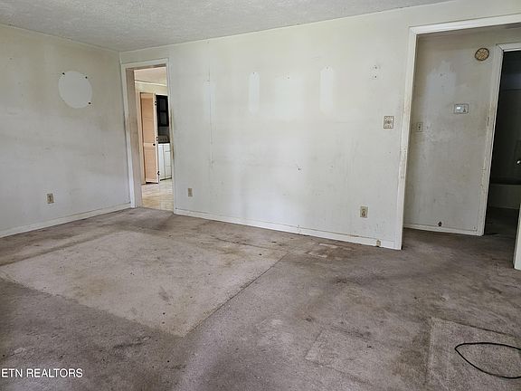 3rd image of 341 Warwick Ln