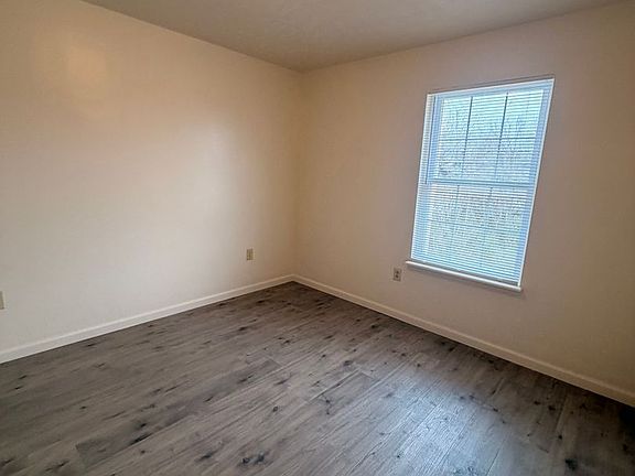 3rd image of 406 Darley Crk