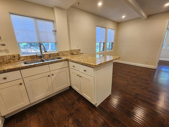 Ample counter space with breakfast bar