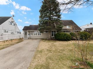 32 Pewter Ln, Hicksville, NY 11801