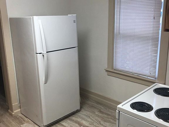 3rd image of 1008 E Dalton Ave