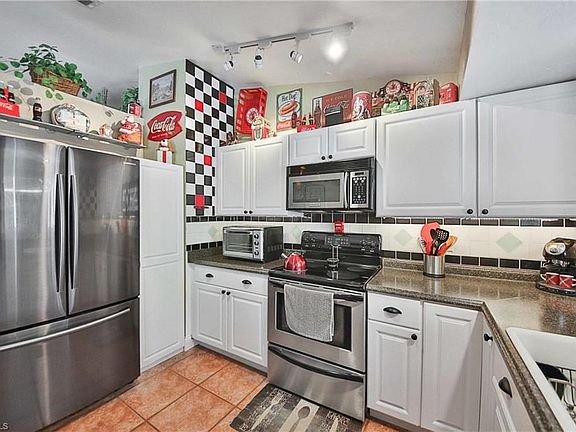 Granite counters & stainless steel appliances...