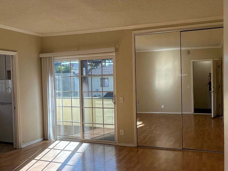 MAIN ROOM W/ LARGE MIRRORED CLOSET