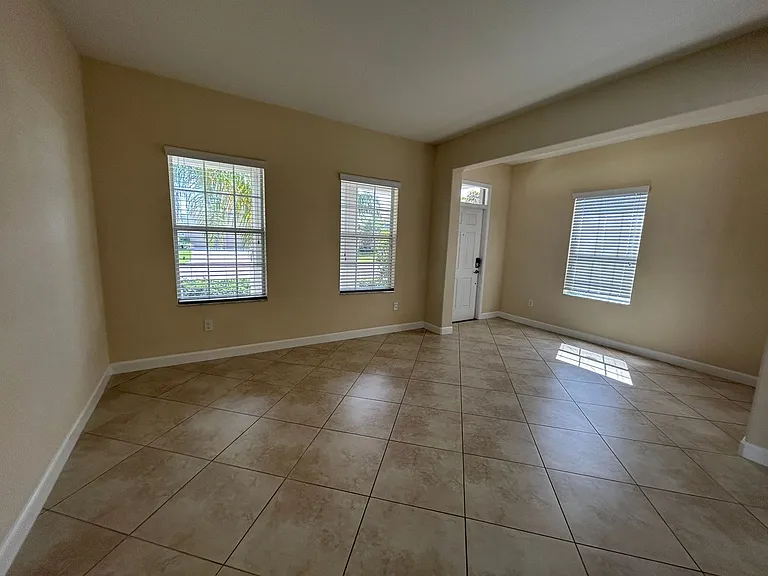 2950 Youngford St — Photo 8
