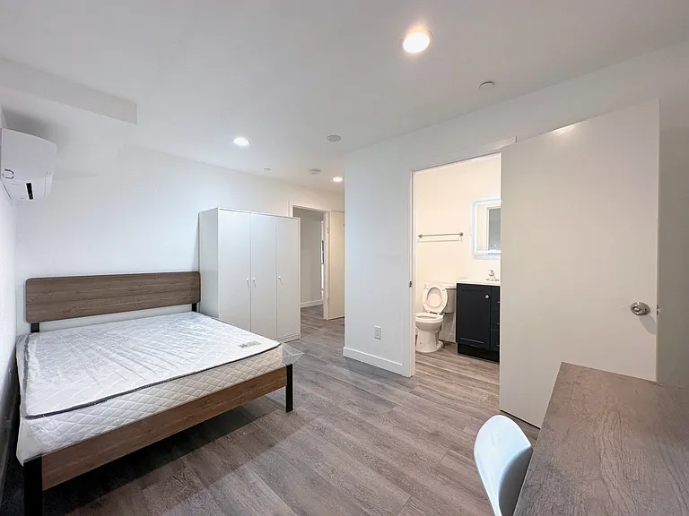 1729 W Adams Blvd — Photo 12