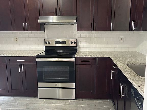 5th image of 41 Winslow Park Dr