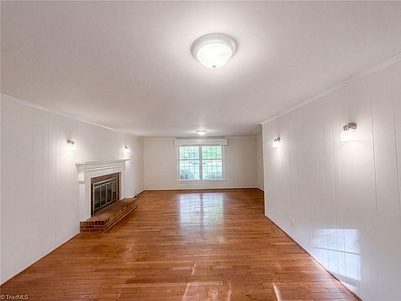 3rd image of 3828 Waterview Rd