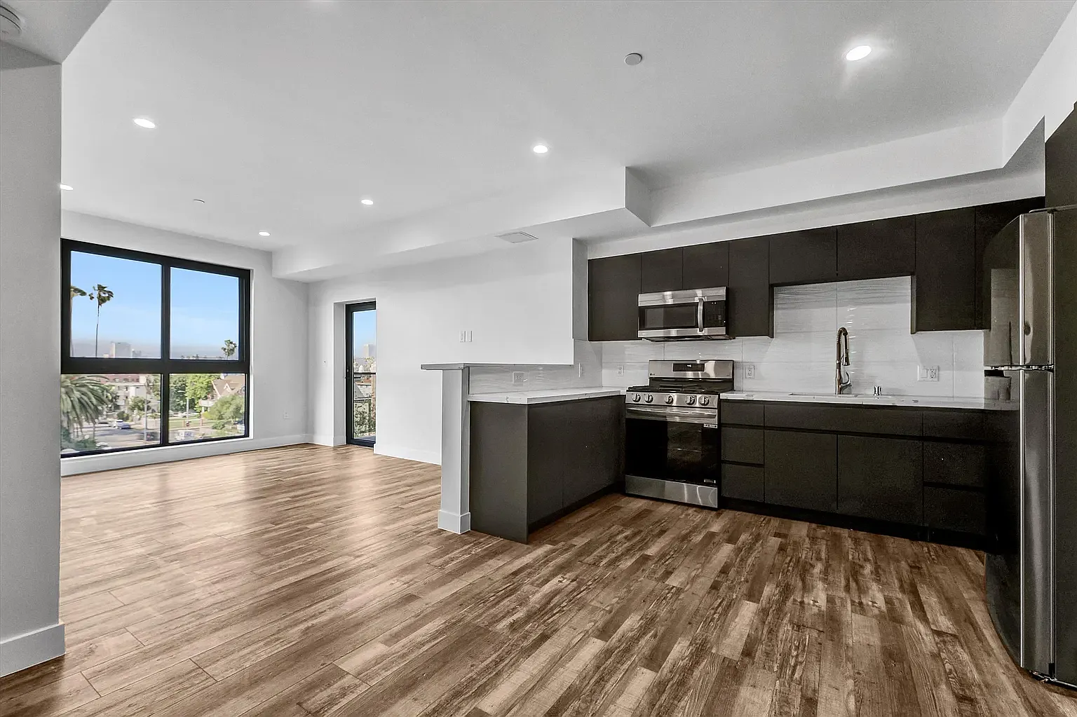 1537 S Wilton Pl - Modern 2BR Living at D&G Residences | Rooftop Deck + In-Unit Laundry — Photo 4