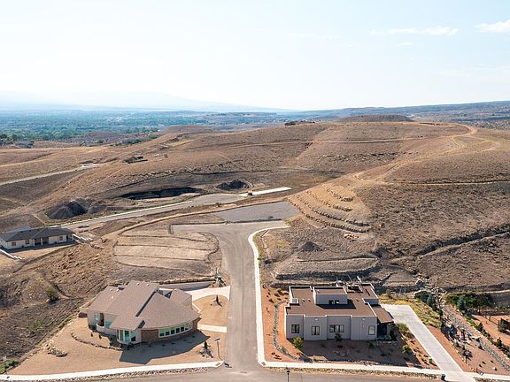 5th image of 382 Aiguille Dr