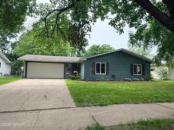 1803 20th Ave S, Grand Forks, ND 58201