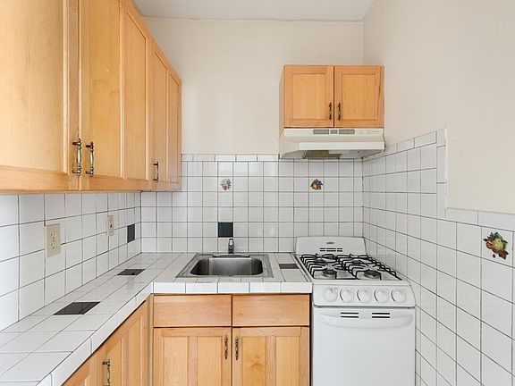 3rd image of 19 Fernwood Ave
